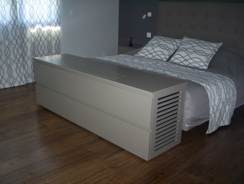 Meuble TV pied de lit en laque