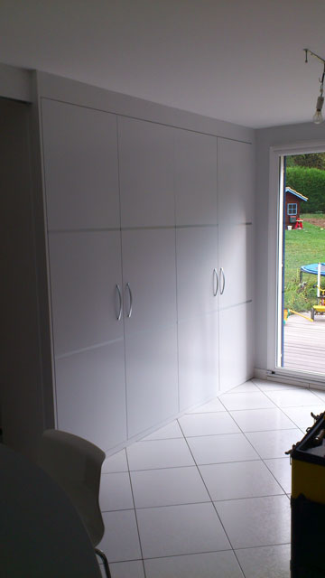 Meuble rangement en laque avec méplats en aluminium